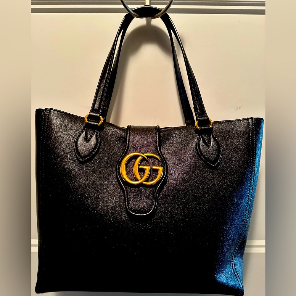 Authentic Gucci, Dahlia medium tote with GG Logo. Gucci detachable pouch!